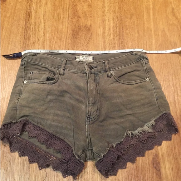 Free people size 25 crochet hem shorts - Picture 4 of 4
